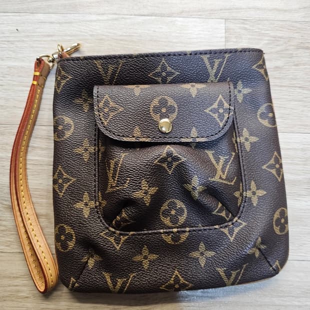 루이비통 파우치  클러치