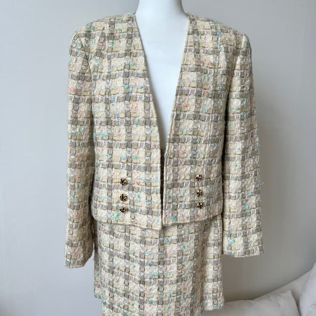 beige tweed setup
