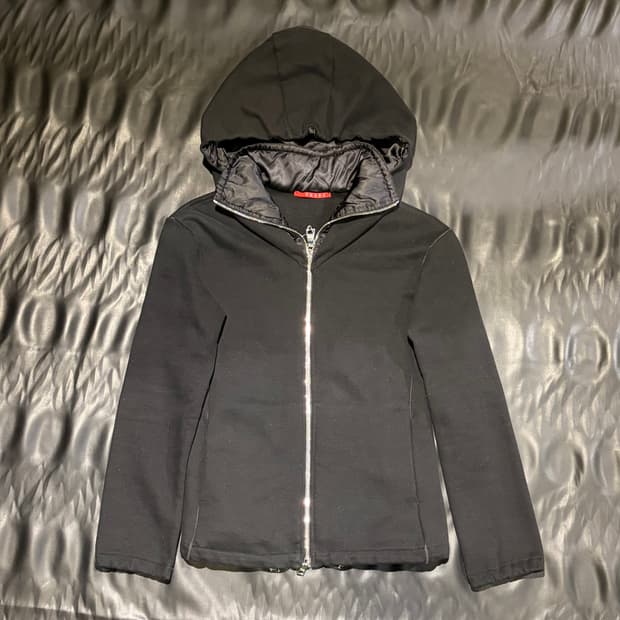 프라다 반목 후드집업