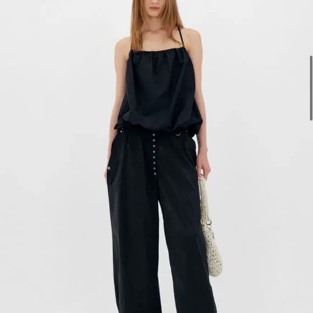 로우클래식 볼륨 슬리브리스 탑 블랙