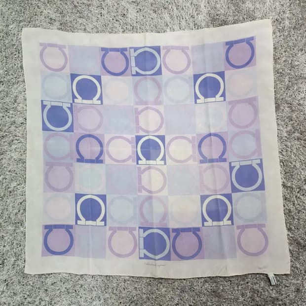 페라가모 실크 스카프