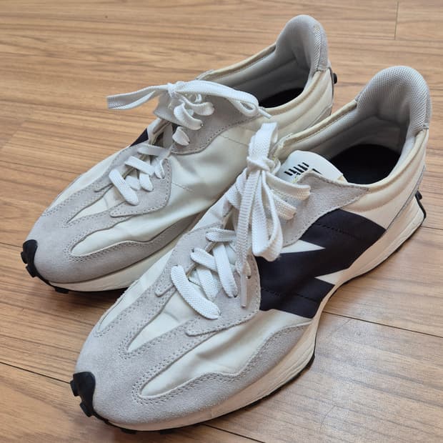 뉴발란스 327 아이보리 275mm 제품입니다. 실착 횟수 적어서 깨끗합