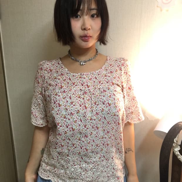 잔꽃 자수 반팔 블라우스