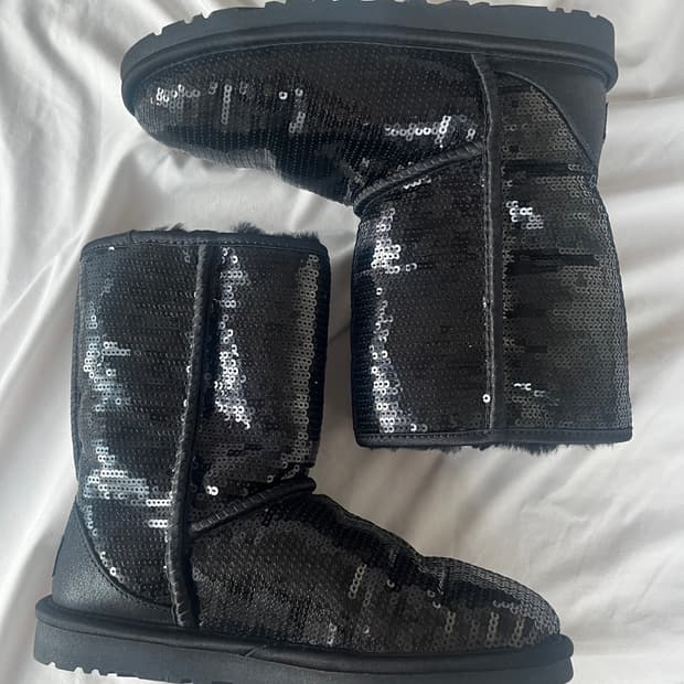 (새상품 초레어) 어그 클래식 쇼트 스파클즈 스팽글 털 부츠