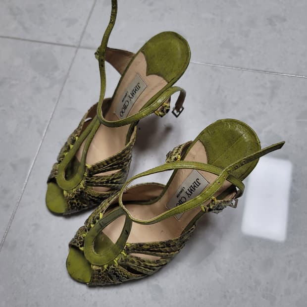 지미추 파이톤 스트랩 연두색 하이힐 37사이즈 상태굿
