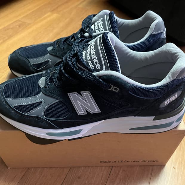 뉴발란스 991 v2 다크네이비 270사이즈 판매합니다.
