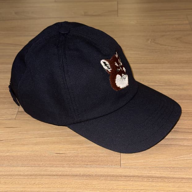 메종 키츠네 Maison Kitsuné 라지 폭스 헤드 볼캡 네이비 OS