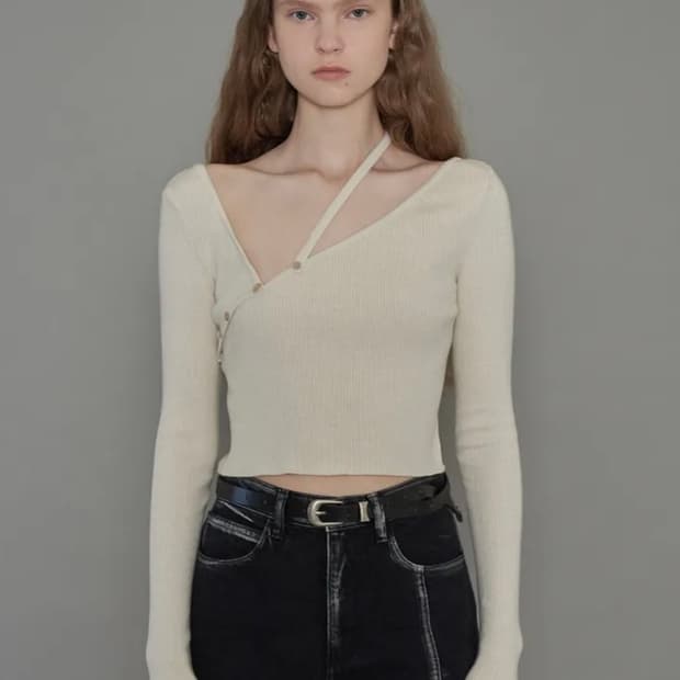 다이애그널 니트 STRAP BUTTON KNIT TOP (ivory)
