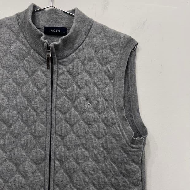 헤지스 다이아몬트 퀼팅 하이넥 니트 베스트