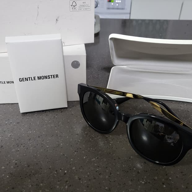 (무료배송)젠틀몬스터 블랙&골드 선글라스 풀세트 구성