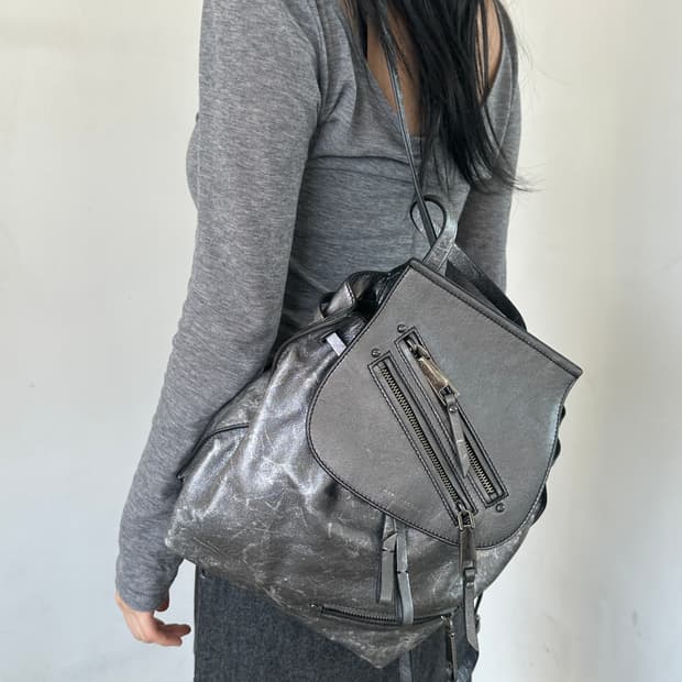 마크 제이콥스 비대칭 지퍼 레더백