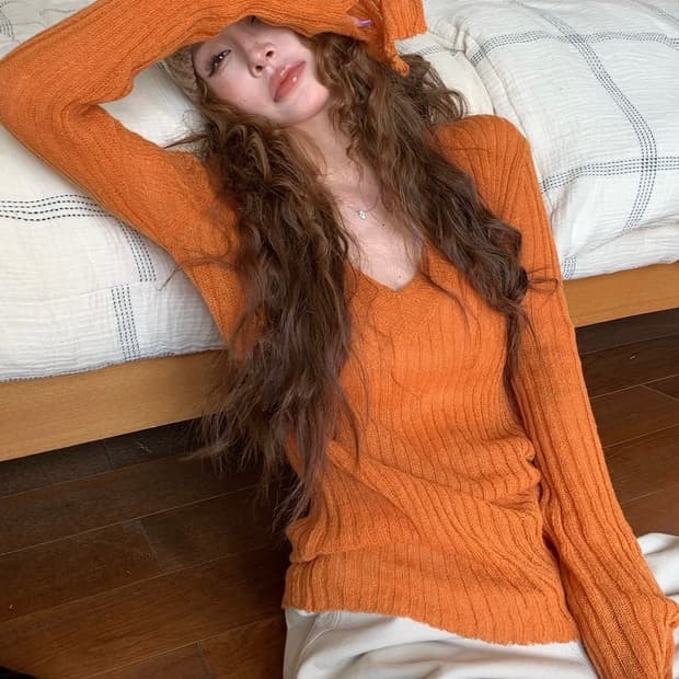 오렌지 브이넥 골지 니트