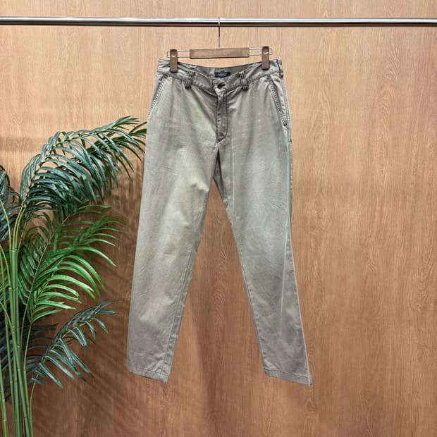 버버리 블랙 라벨 테일러드 치노 팬츠 웰트 포켓 라벨 패치 디테일 베이지