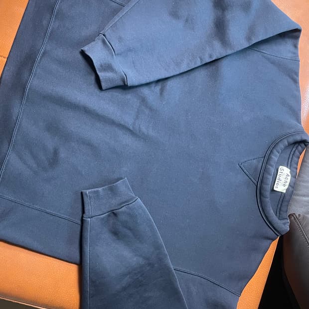 아크네 핀트 맨투맨s