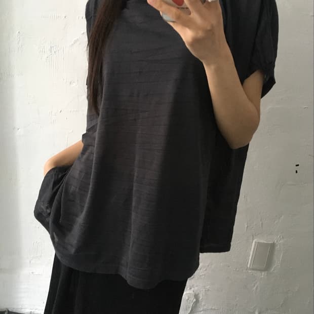 Issey Miyake me 이세이미야케 미 차콜 플리츠 티셔츠