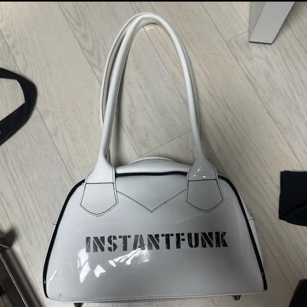 인스턴트펑크 화이트 에나멜 숄더백