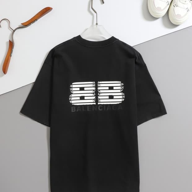 발렌시아가 빈티지 워싱 반팔 티셔츠