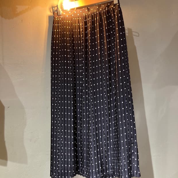 도트 플리츠 블랙 스커트