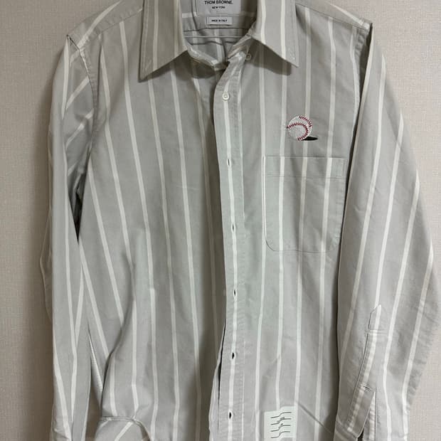 [정품] 톰브라운 베이스볼 자수 스트라이프 옥스퍼드 셔츠 (1사이즈)