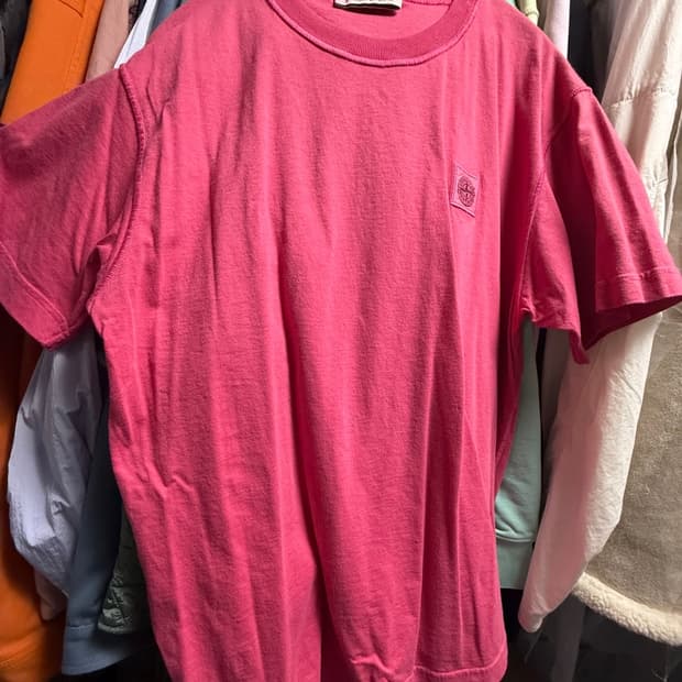 스톤아일랜드 FISSATO 다잉 자수로고 패치 반팔 티셔츠