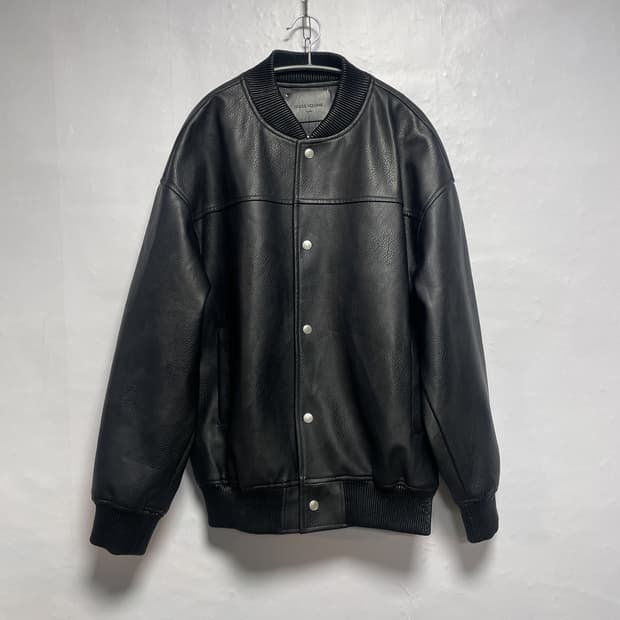 드레스볼륨 블랙 페이크 레더 봄버 자켓