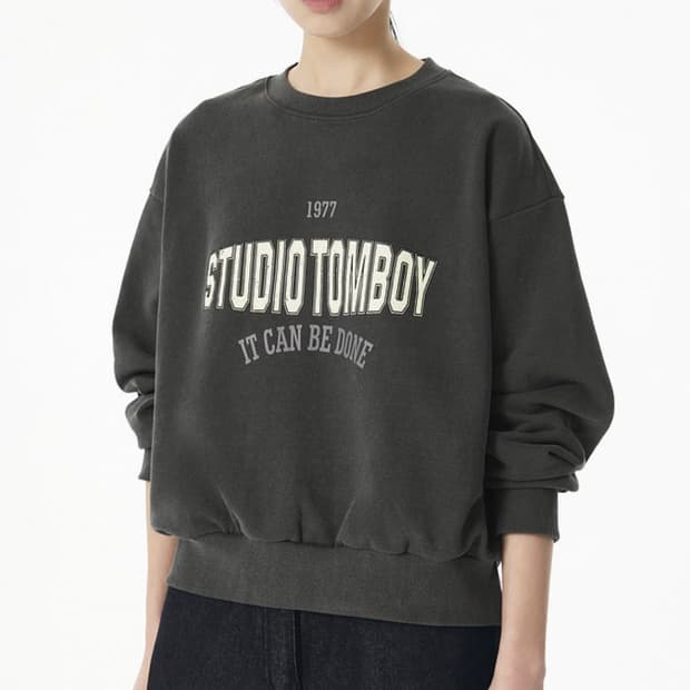 STUDIO TOMBOY 피그먼트 레터링 맨투맨_다크그레이_S