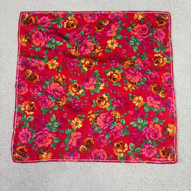 입생로랑 YSL 플라워 패턴 핸드롤링 손수건/쁘띠스카프