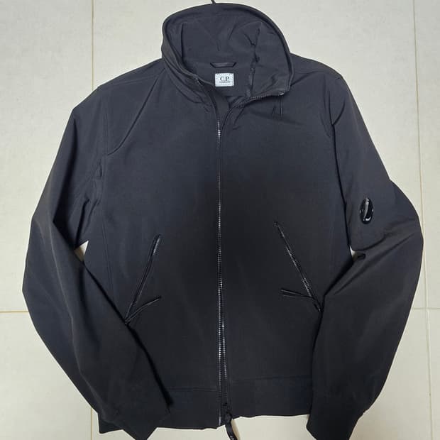 C.P. Company 블랙 쉘 자켓