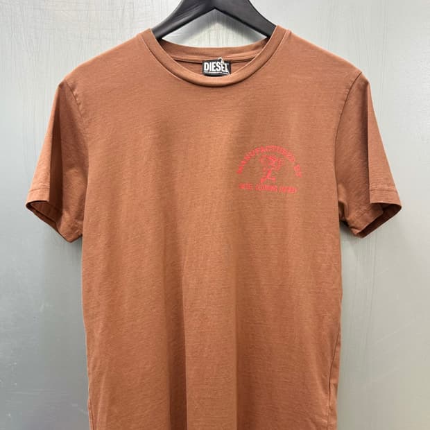Diesel 디젤 브라운 컬러 레드 그래픽 프린팅 반소매 티셔츠