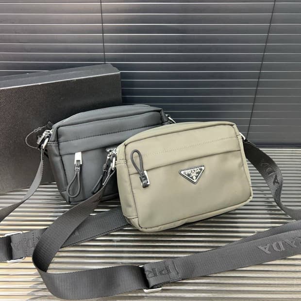 프라다의 리나일론 숄더백