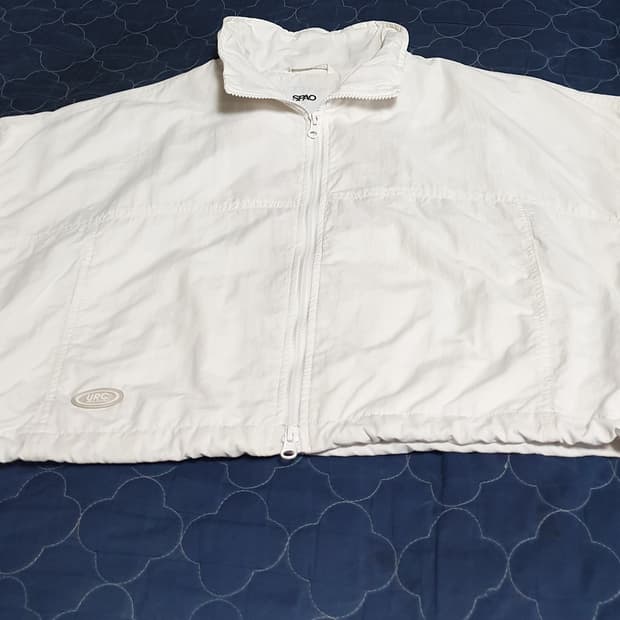 스파오 크롭 바람막이 짚업 자켓 화이트 (L)