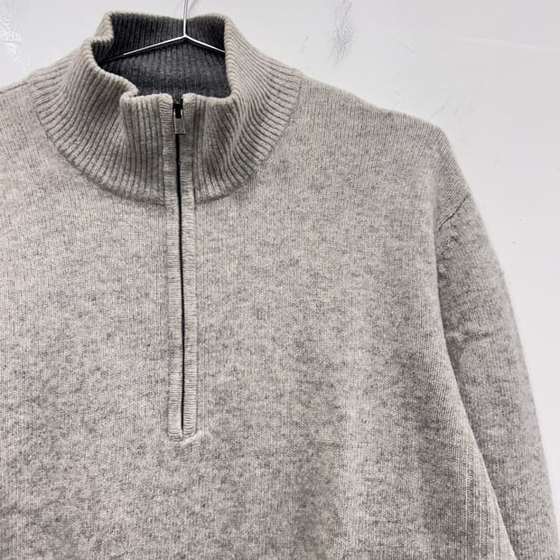 켈빈클라인 울 헤어리 하이넥 반집업 니트