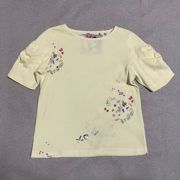 [OS] 제니팩스 옐로 스트라이프 자수 티셔츠