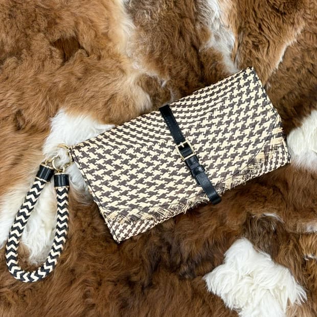 버버리 프로섬 스트로 벨티드 클러치