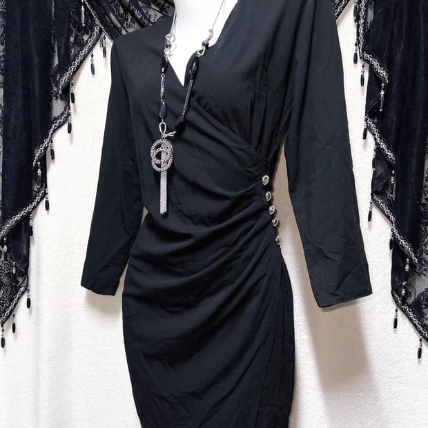 로맨틱고딕 고스펑크 브이넥 랩 셔링 블랙원피스 은장 섹시 오네갸루 오피스