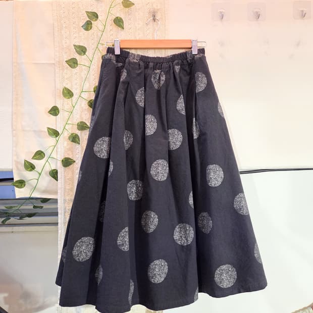 차콜 왕도트 롱스커트