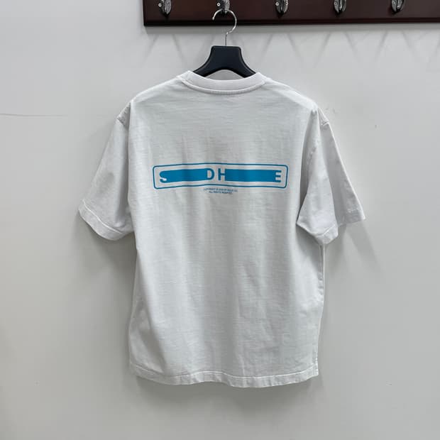 솔리드 옴므 20S/S 백 로고 화이트 티셔츠