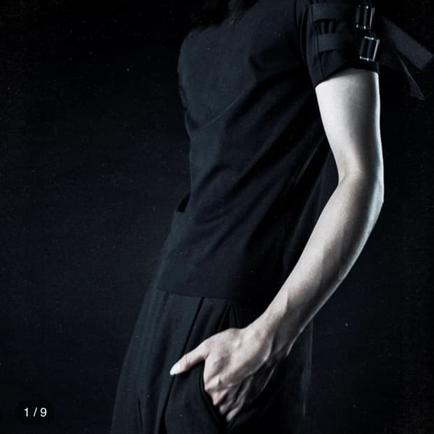 Black smith restraint strap tee