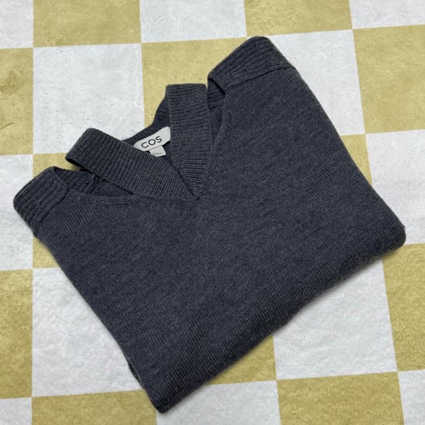 COS 브이넥 니트 