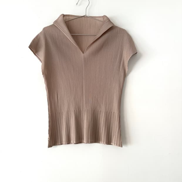 Basic neck pleats / beige