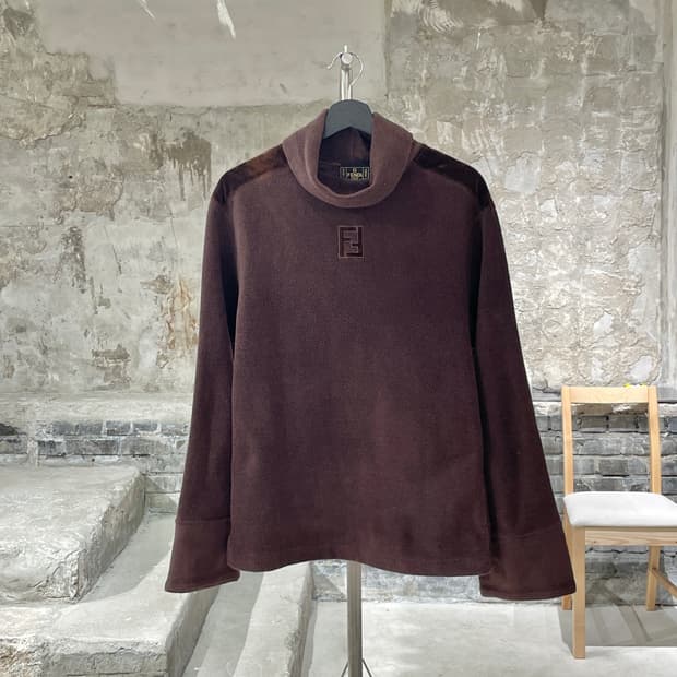 펜디 브라운 센터 로고 터틀넥 플리스