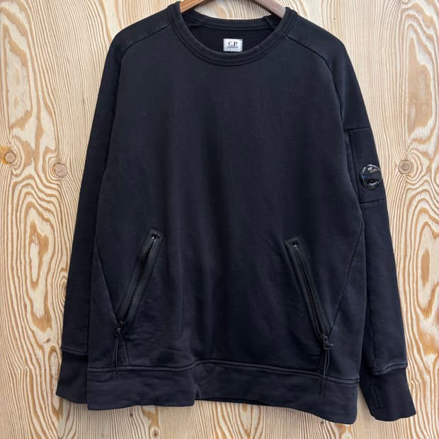 C.P. 컴퍼니 렌즈 포켓 맨투맨