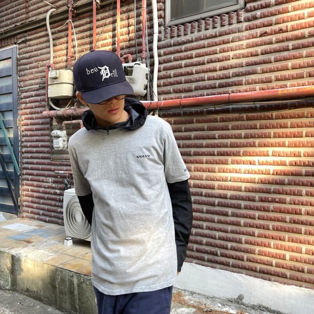 볼보 그레이 반팔 티셔츠