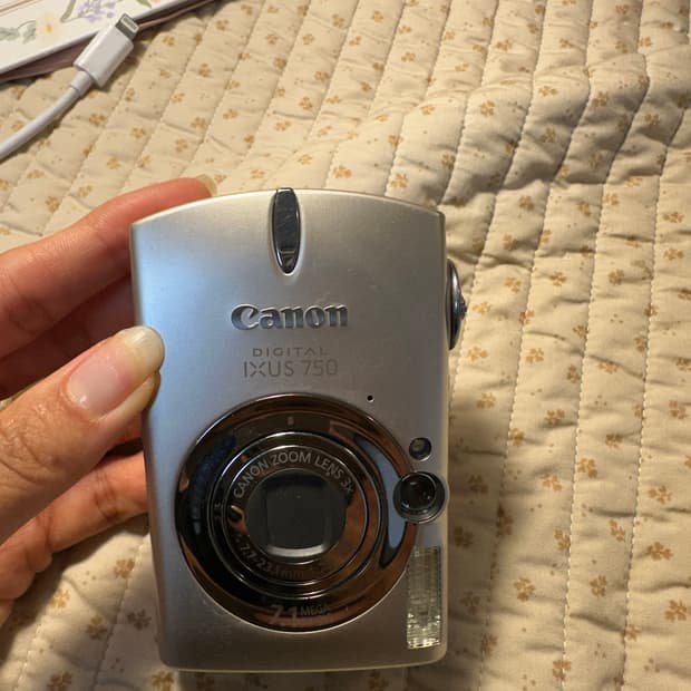 캐논 익서스 750 디카 (아일릿 원희 디지털 카메라)