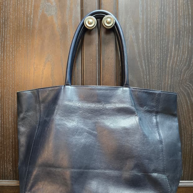 유나이티드 애로우즈 그린라벨릴액싱 다크네이비 기죽  토트백입니다.