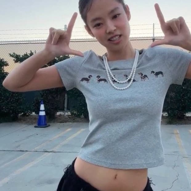 제니 착용 Markgong 마크공 닥스훈트 진주 목걸이 티셔츠 36