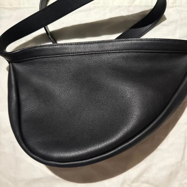 더로우 슬라우치 바나나백 스몰