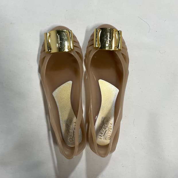 페라가모 골드 플레이트 젤리슈즈