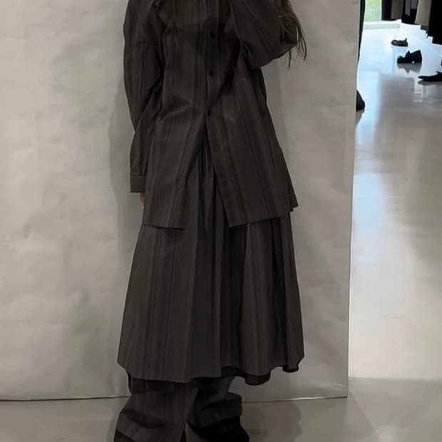 아모멘토 24fw 넥 셔링 스트라이프 오버사이즈 셔츠