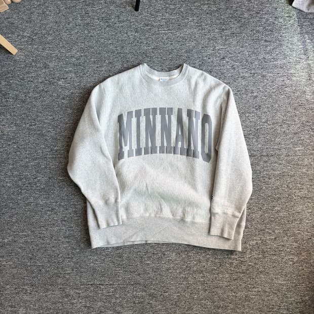 minnano x champion 로고 크루넥 스웻(배기핏)